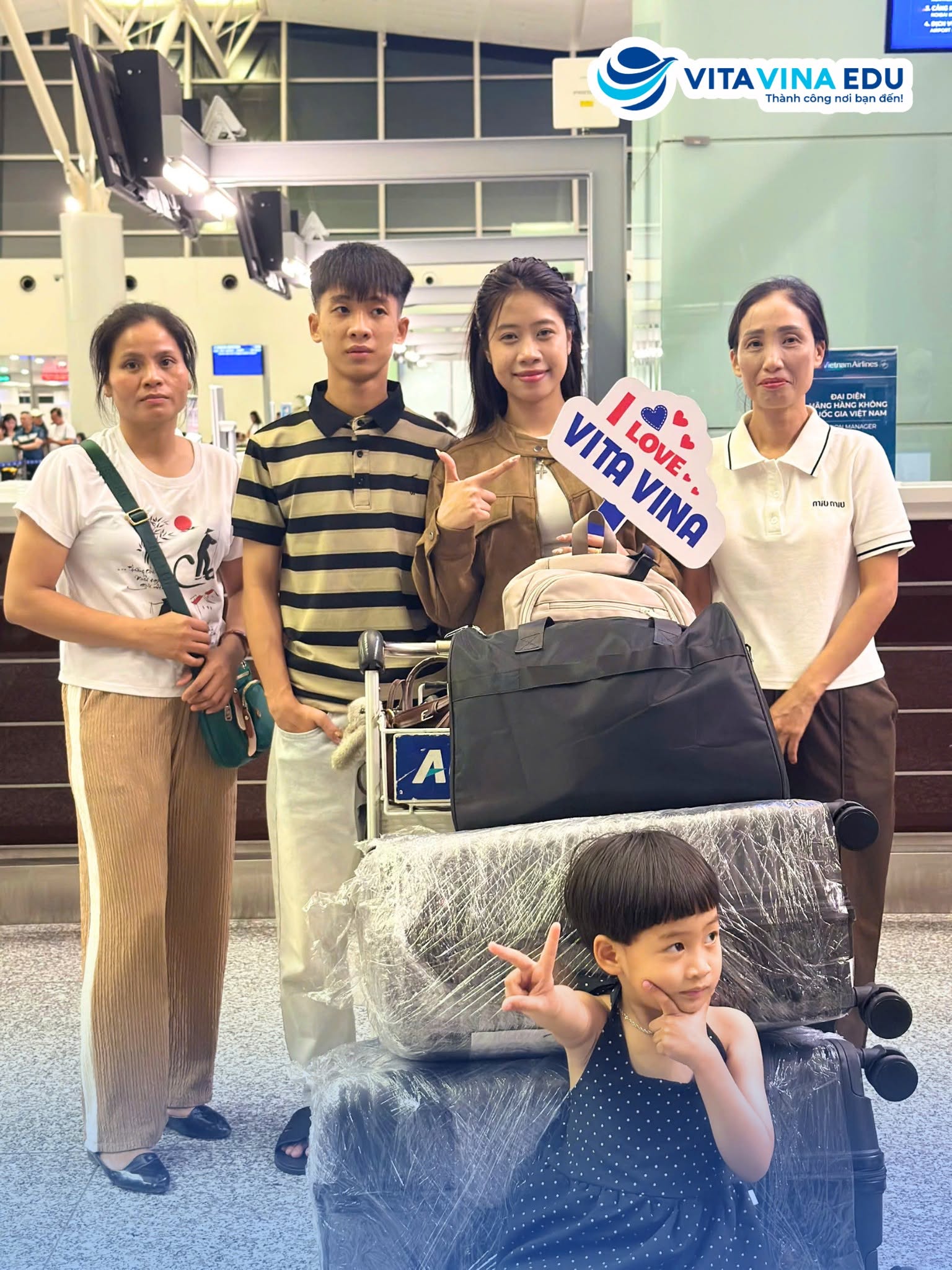Tiễn bay học viên sang Đức Nguyễn Thùy Linh cùng gia đình tại sân bay